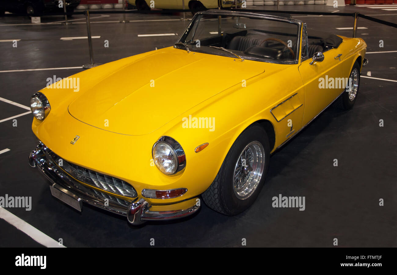 Un 1965, Ferrari 275 GTS Roadster, sul display statico nel Grand Avenue, al London Classic Car Show 2016 Foto Stock