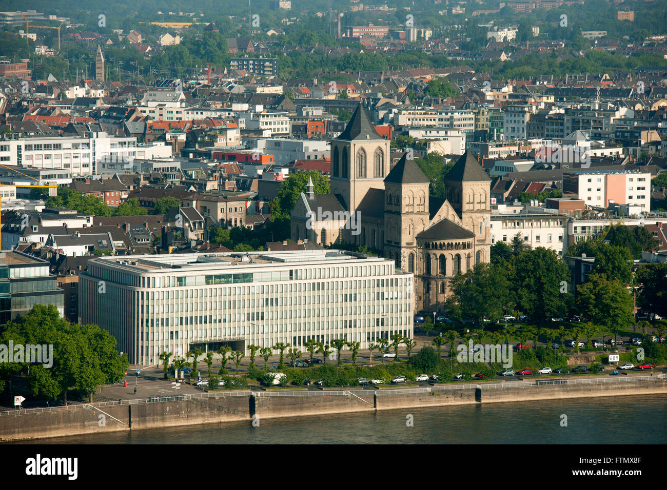 Köln, Blick von der Panoramaterrasse des Köln-Triangle in Deutz auf San Kunibert und das Institut der deutschen Wirtschaft am K Foto Stock