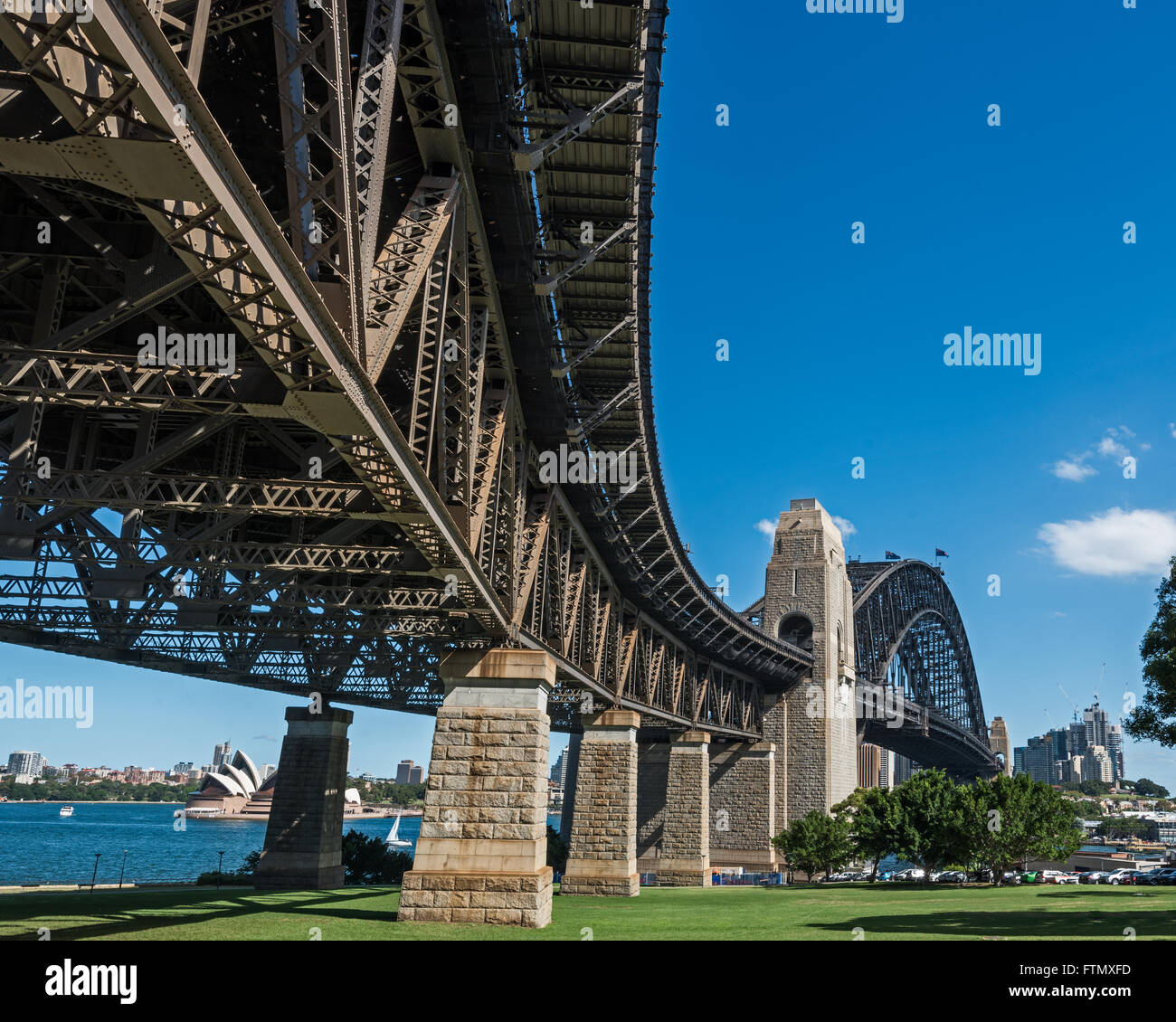Il Sydney Harbour Bridge Tiro dal basso durante il giorno con opera house a distanza Foto Stock