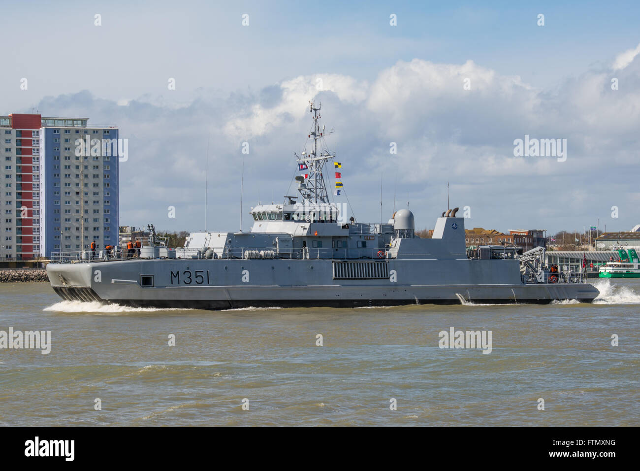 La Marina norvegese la mia nave bellica, HNoMS Otra (M351) uscire Portsmouth, Regno Unito il 29 marzo 2016. Foto Stock