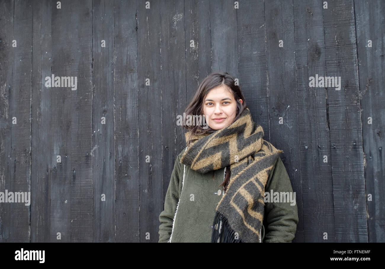 Una donna su uno sfondo scuro Foto Stock