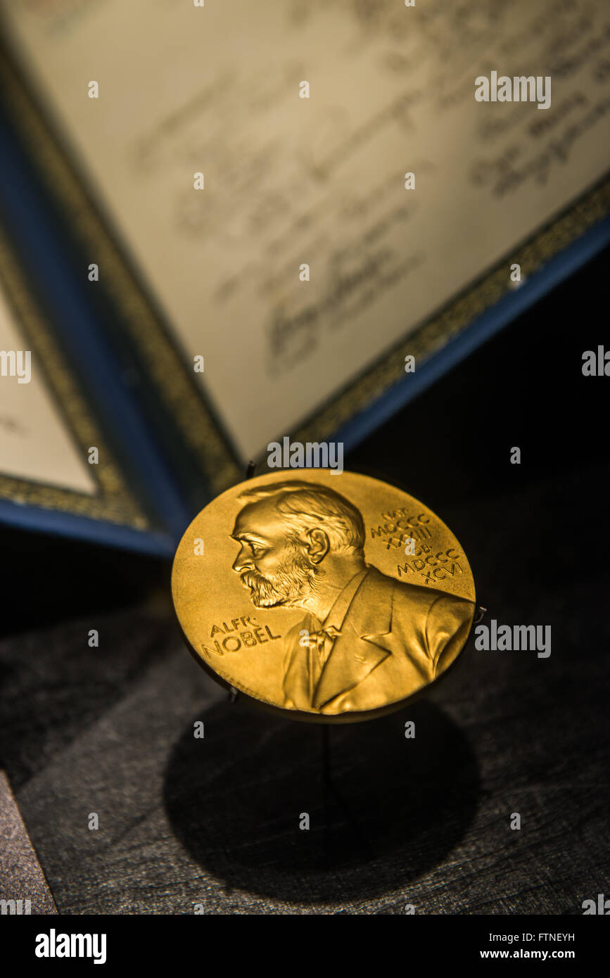 Un'immagine d'oro del Premio Nobel decora la parte anteriore del Museo della Scienza di Singapore, Foto Stock