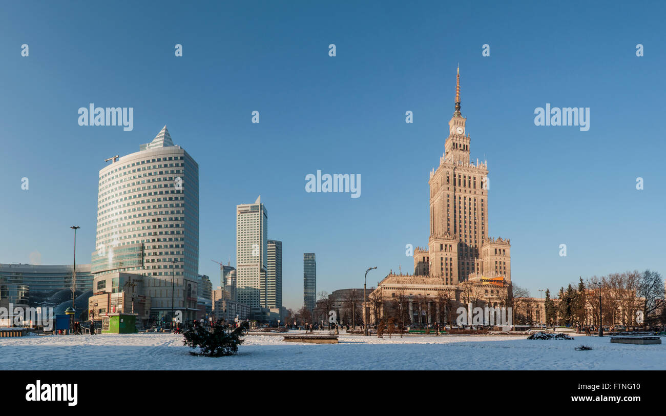 Panorama del centro di Varsavia con il palazzo della cultura e della scienza (PKiN), e moderno grattacielo Foto Stock