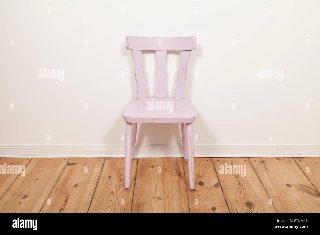 Una sedia in una stanza Foto Stock