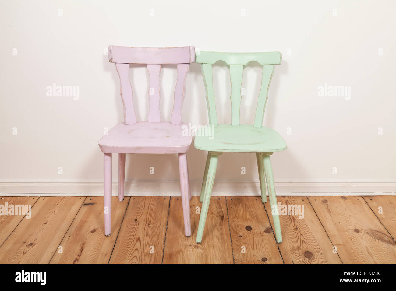 Due sedie in una stanza Foto Stock
