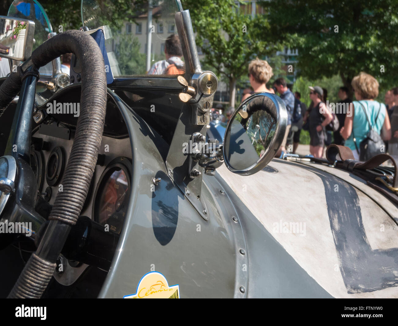 Merano, Italia - Luglio 9, 2015: specchietto di destra e al volante della Bentley sei velocità a Merano durante l Alto Adige Foto Stock