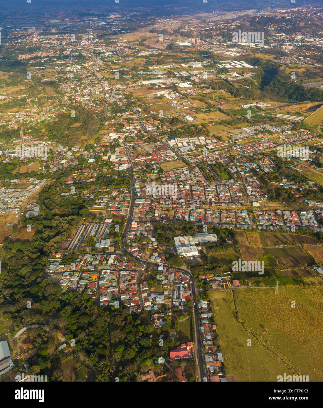 ALAJUELA, COSTA RICA - Vista aerea di abitazioni e attività commerciali Foto Stock