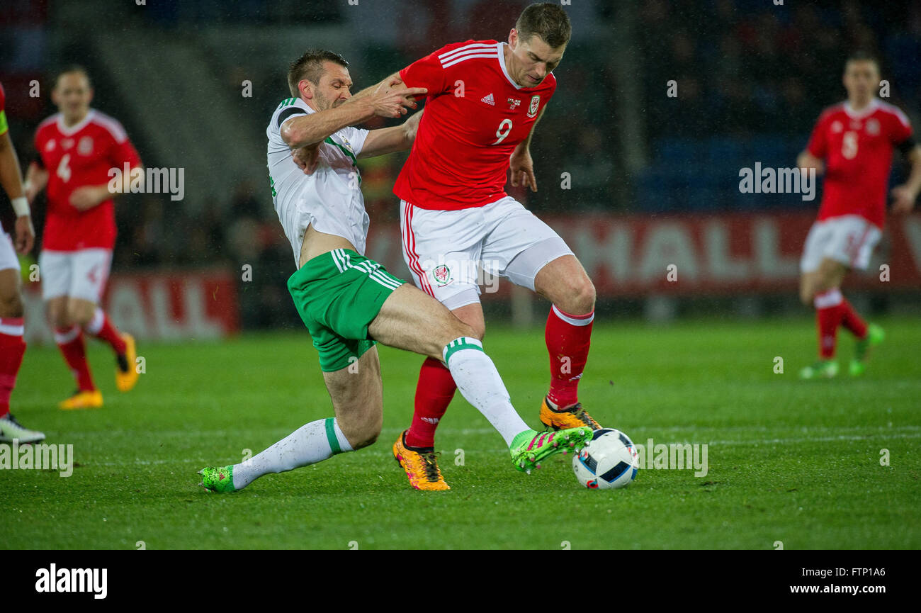 24 marzo 2016, Sam Vokes (9) del Galles   Gareth McAuley (4) dell'Irlanda del Nord nel corso della International amichevole tra Foto Stock