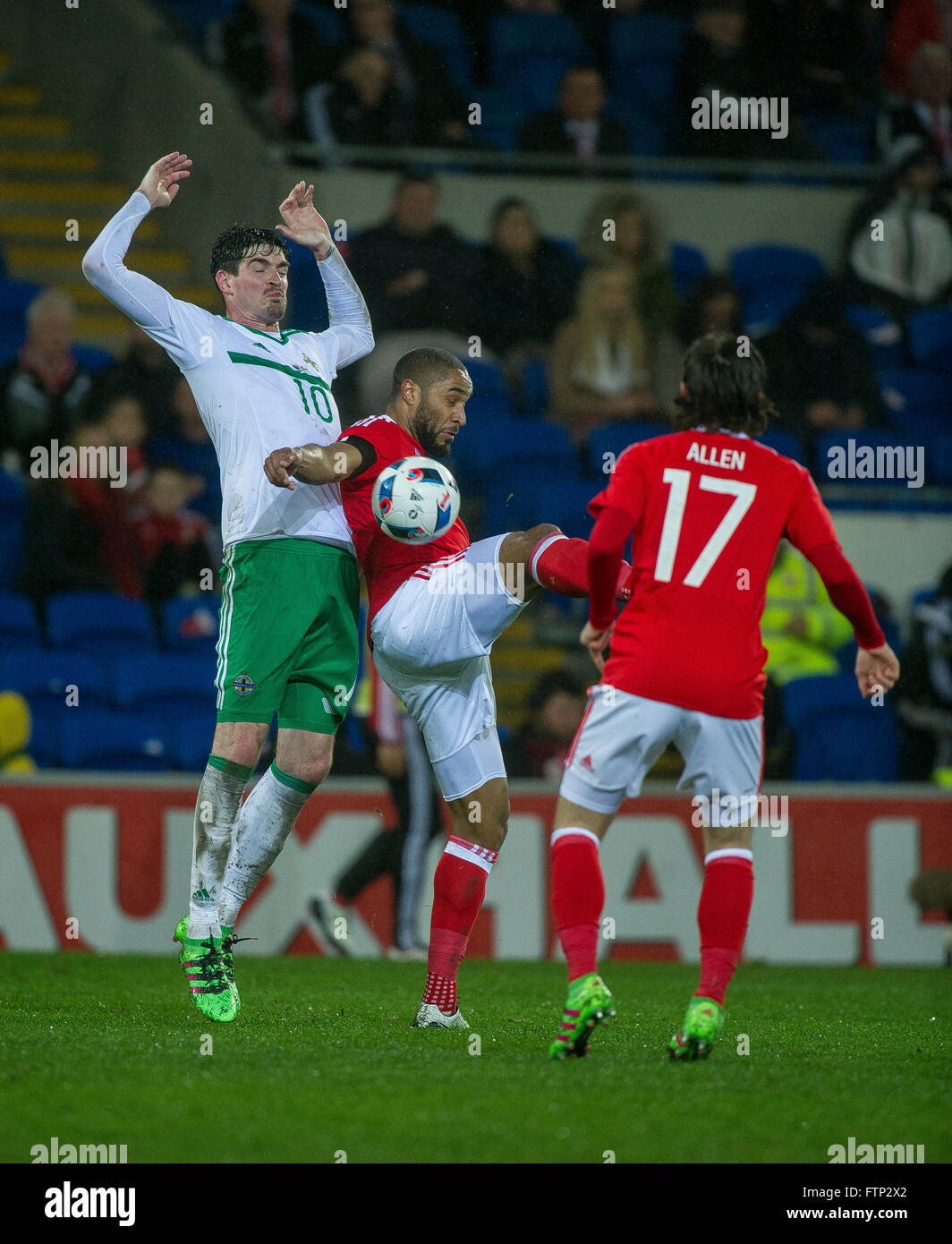 24 marzo 2016, Kyle Lafferty (10) dell'Irlanda del Nord   Ashley Williams del Galles (centro) durante l'amichevole internazionale ma Foto Stock