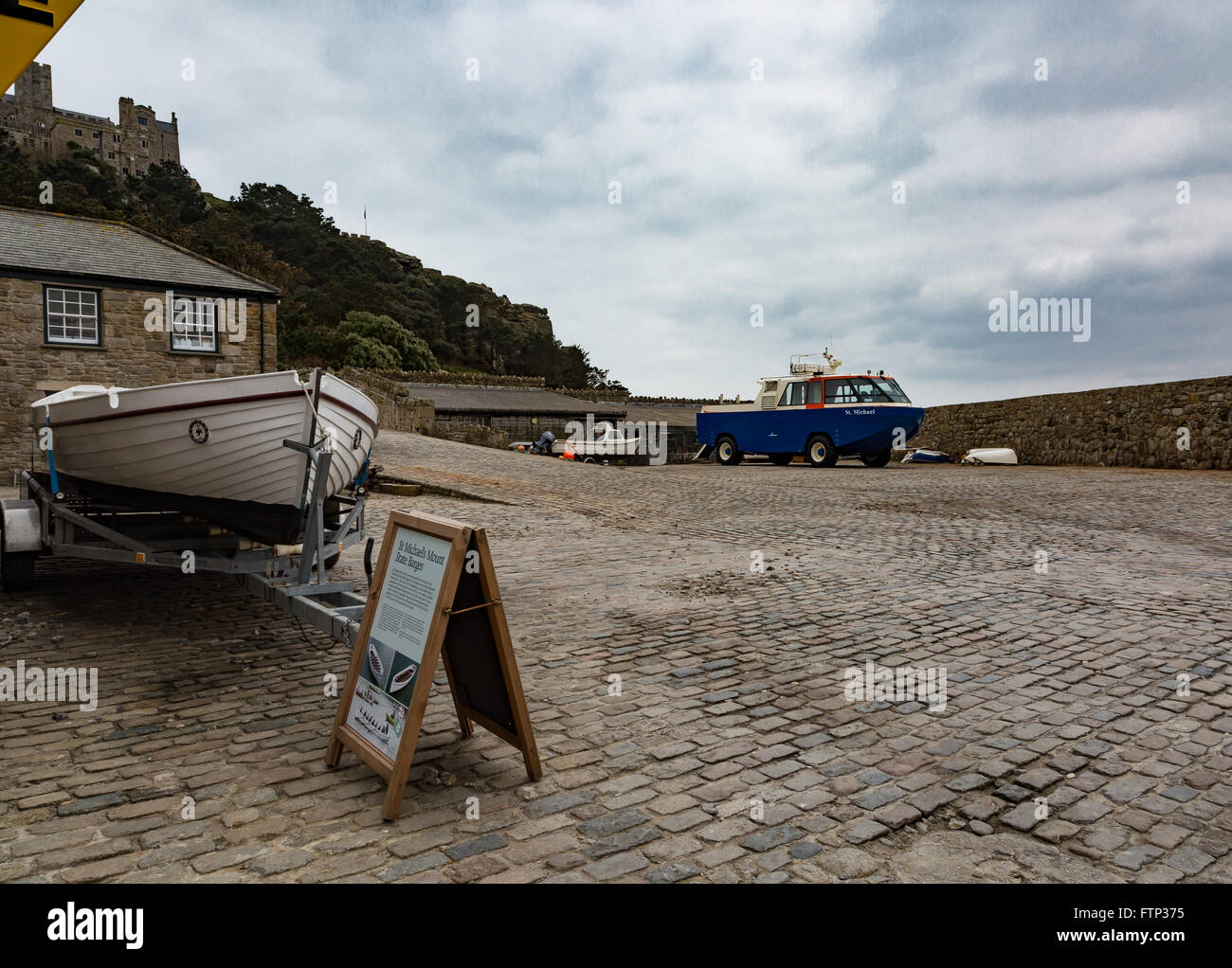 Splendide calette vicino la lucertola Cornwall, ciottoli Street, scialuppa di salvataggio, Segno, rimorchio, ruote, Foto Stock