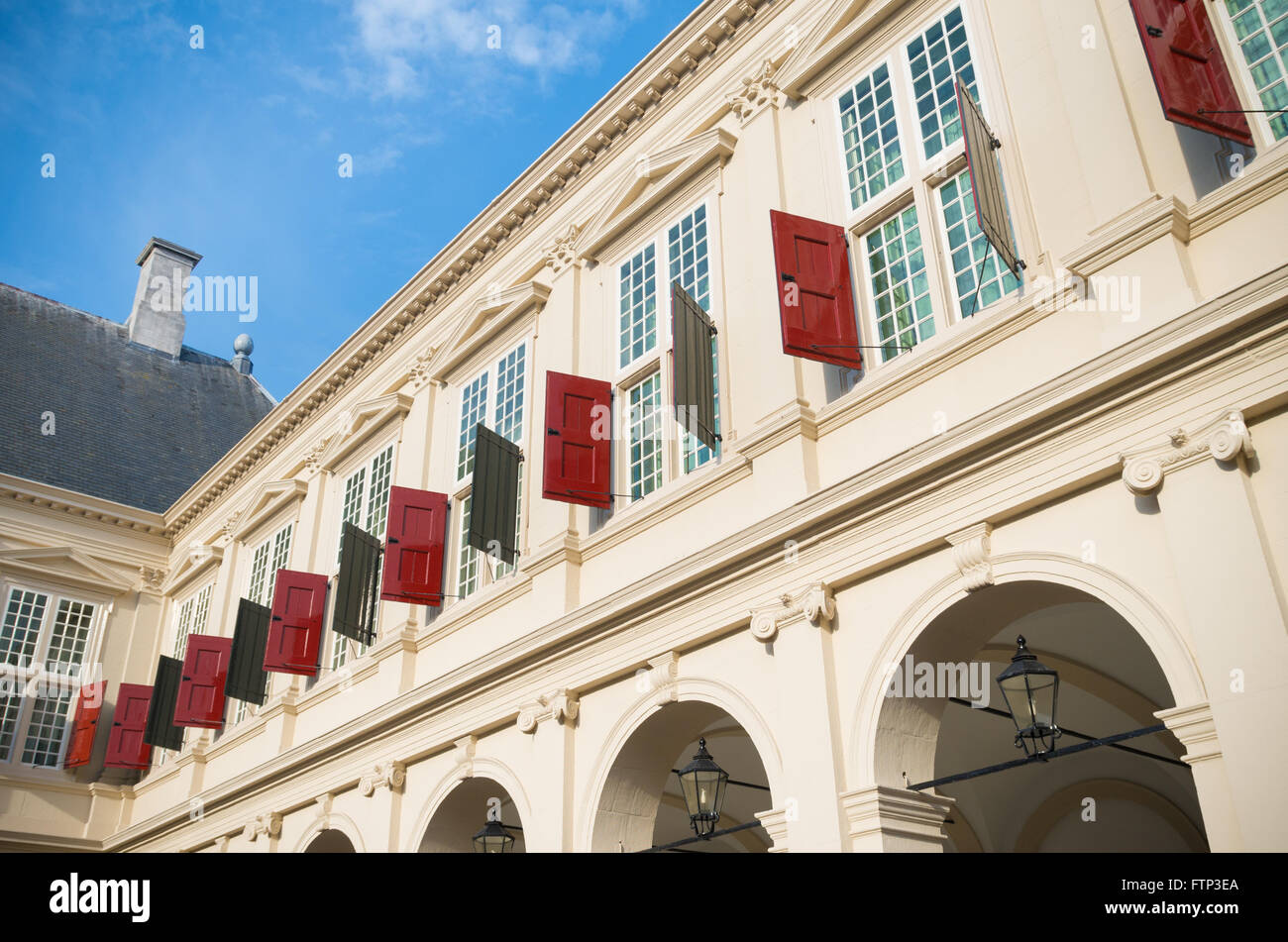 Edificio monumentale nei Paesi Bassi con persiane rosse Foto Stock