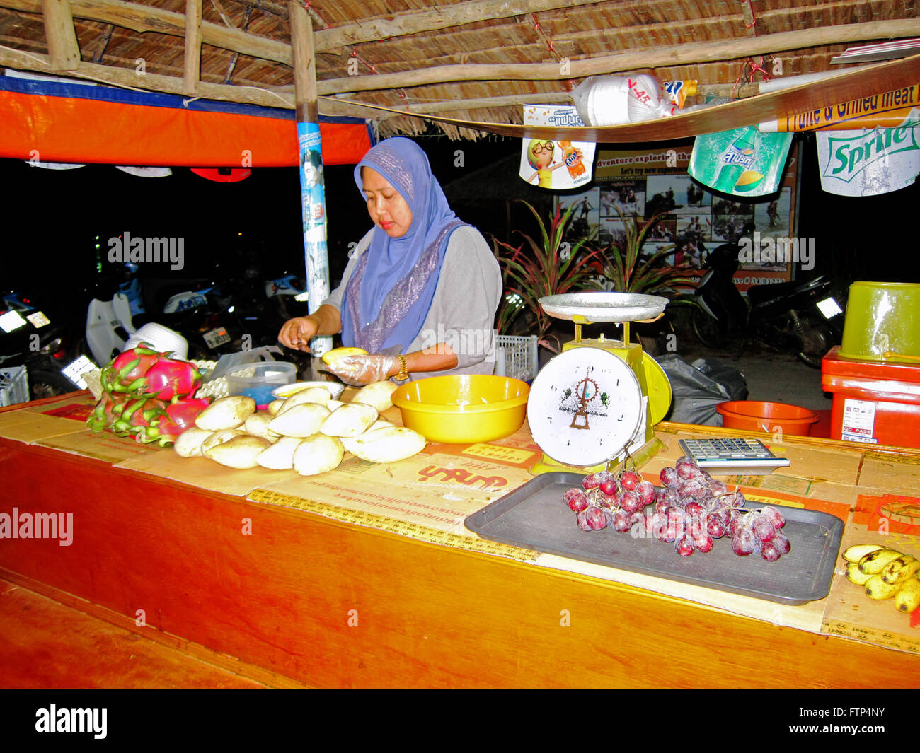 Kho Yao Yai Island locali di commercianti che vendono la loro mercanzia. donna locale vende verdure dal suo stallo. Foto Stock