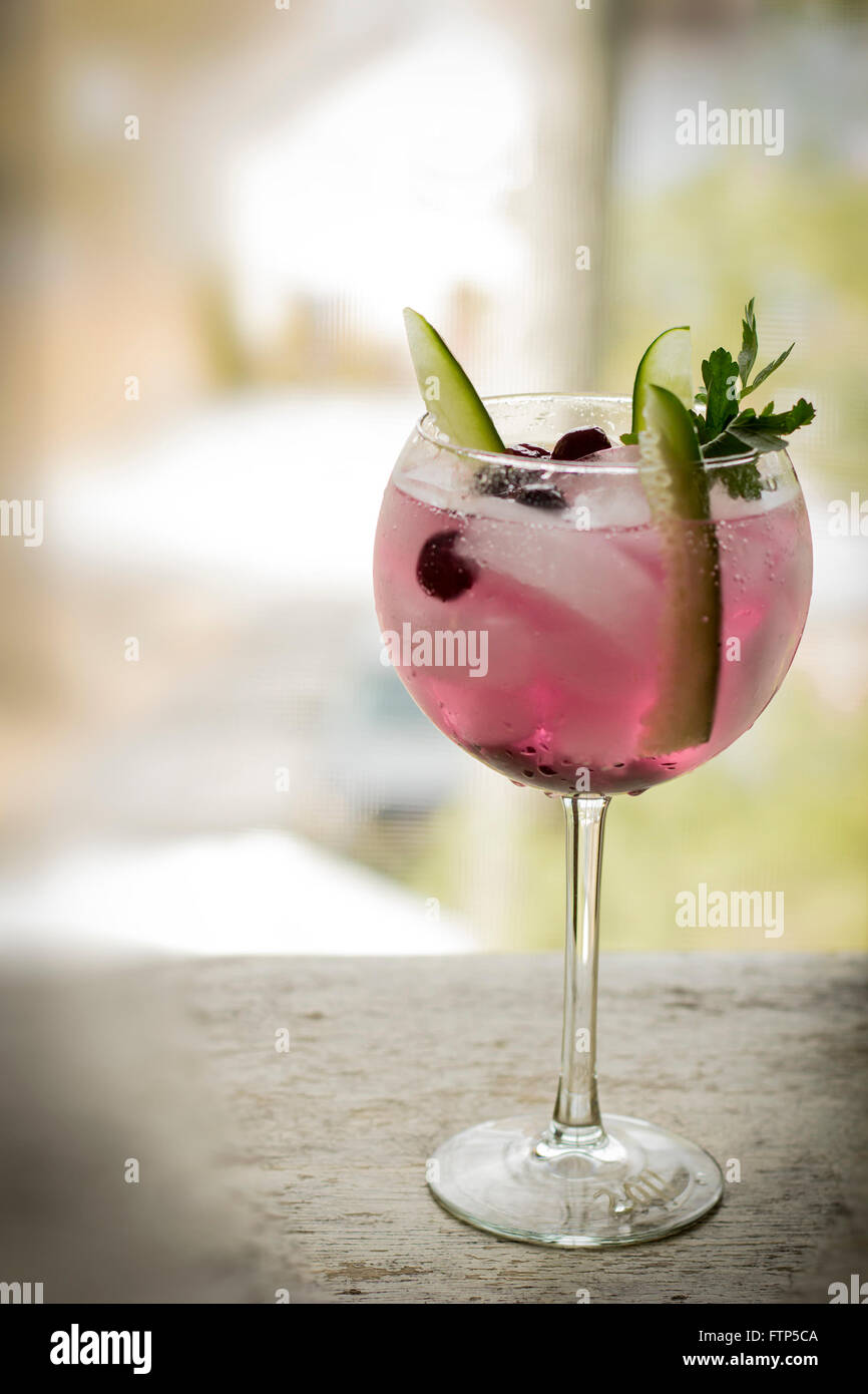 Il coreano rinfrescanti cocktail soju con mirtillo arbusto e fette di cetriolo Foto Stock
