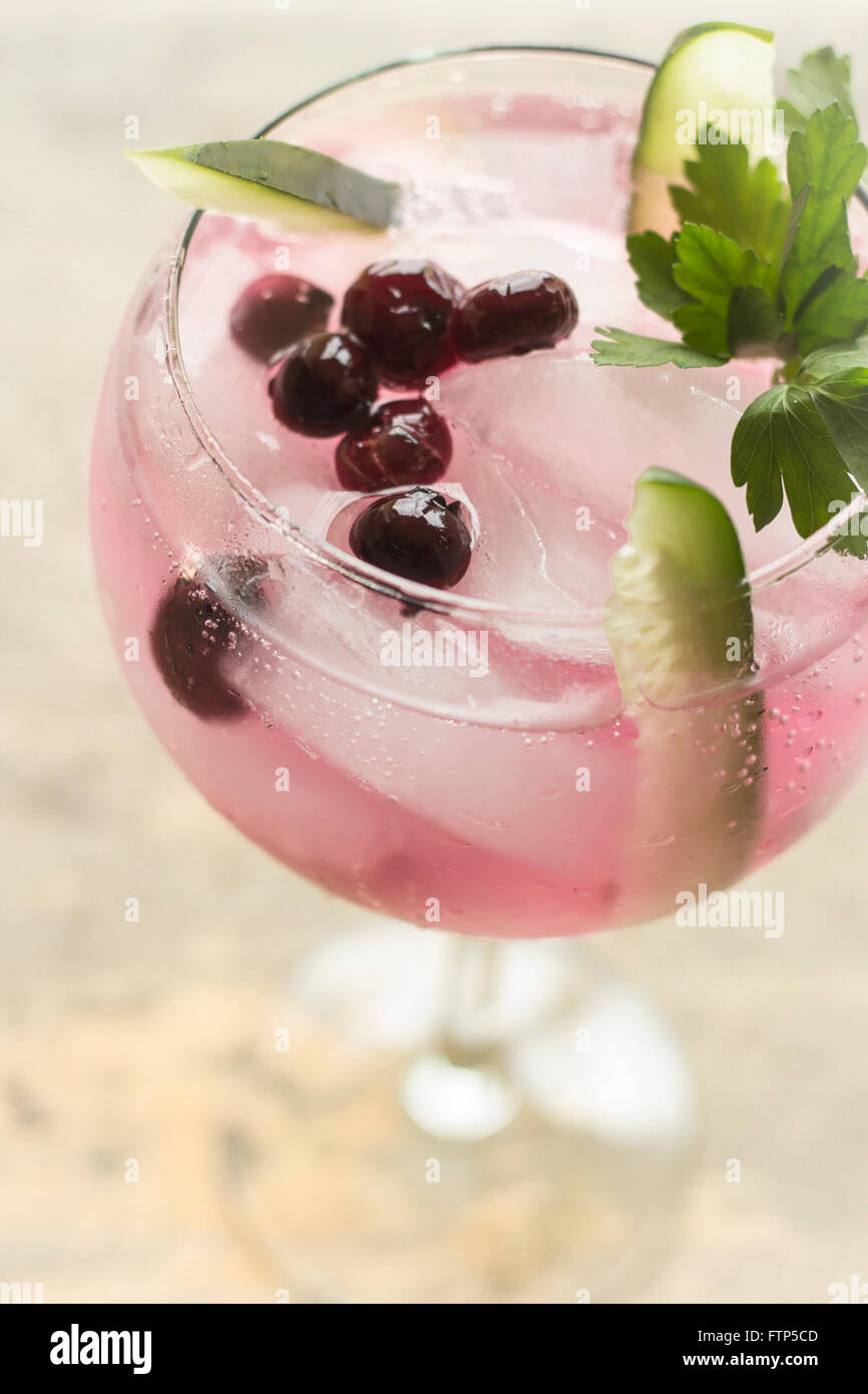 Il coreano rinfrescanti cocktail soju con mirtillo arbusto e fette di cetriolo Foto Stock