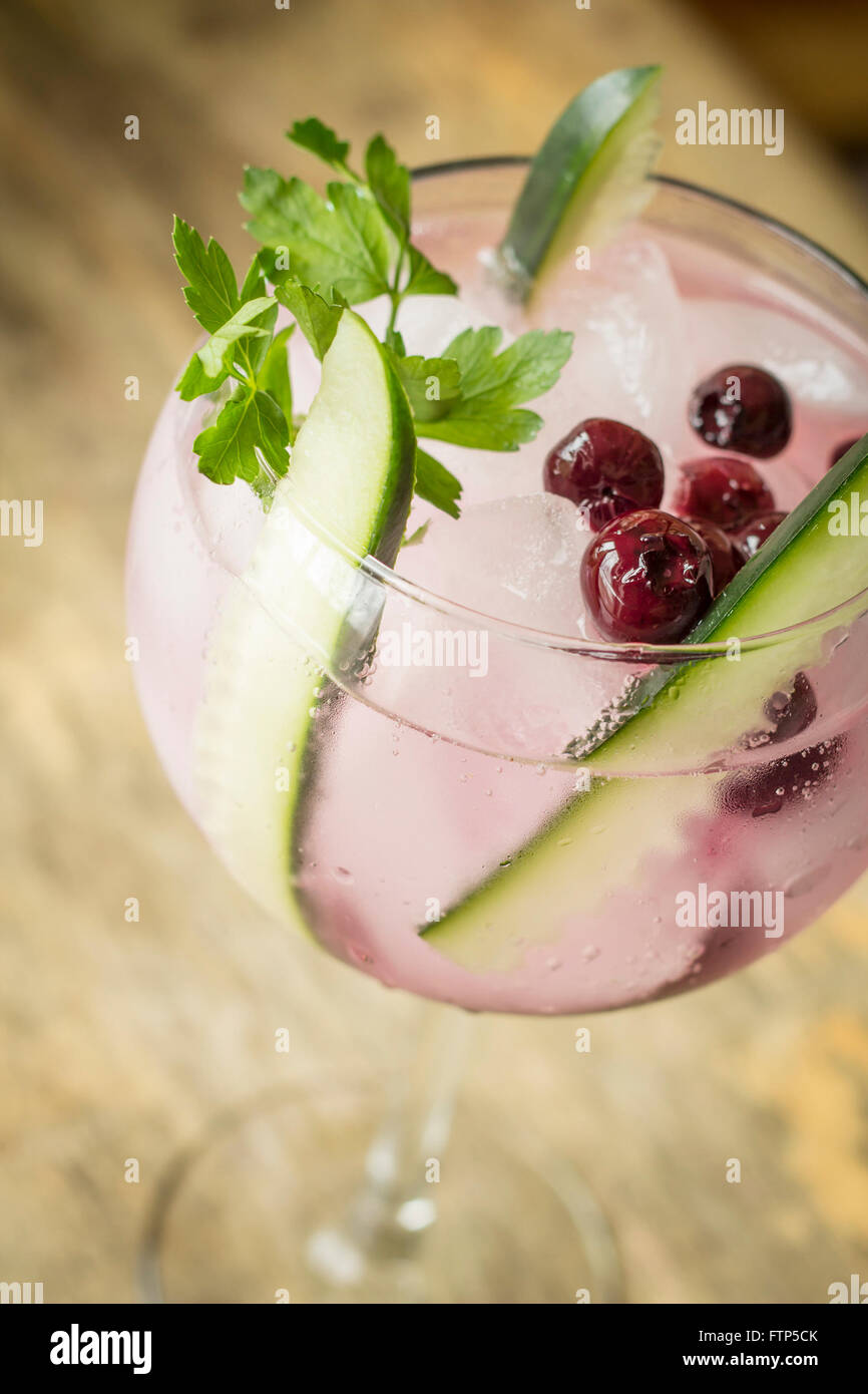 Il coreano rinfrescanti cocktail soju con mirtillo arbusto e fette di cetriolo Foto Stock