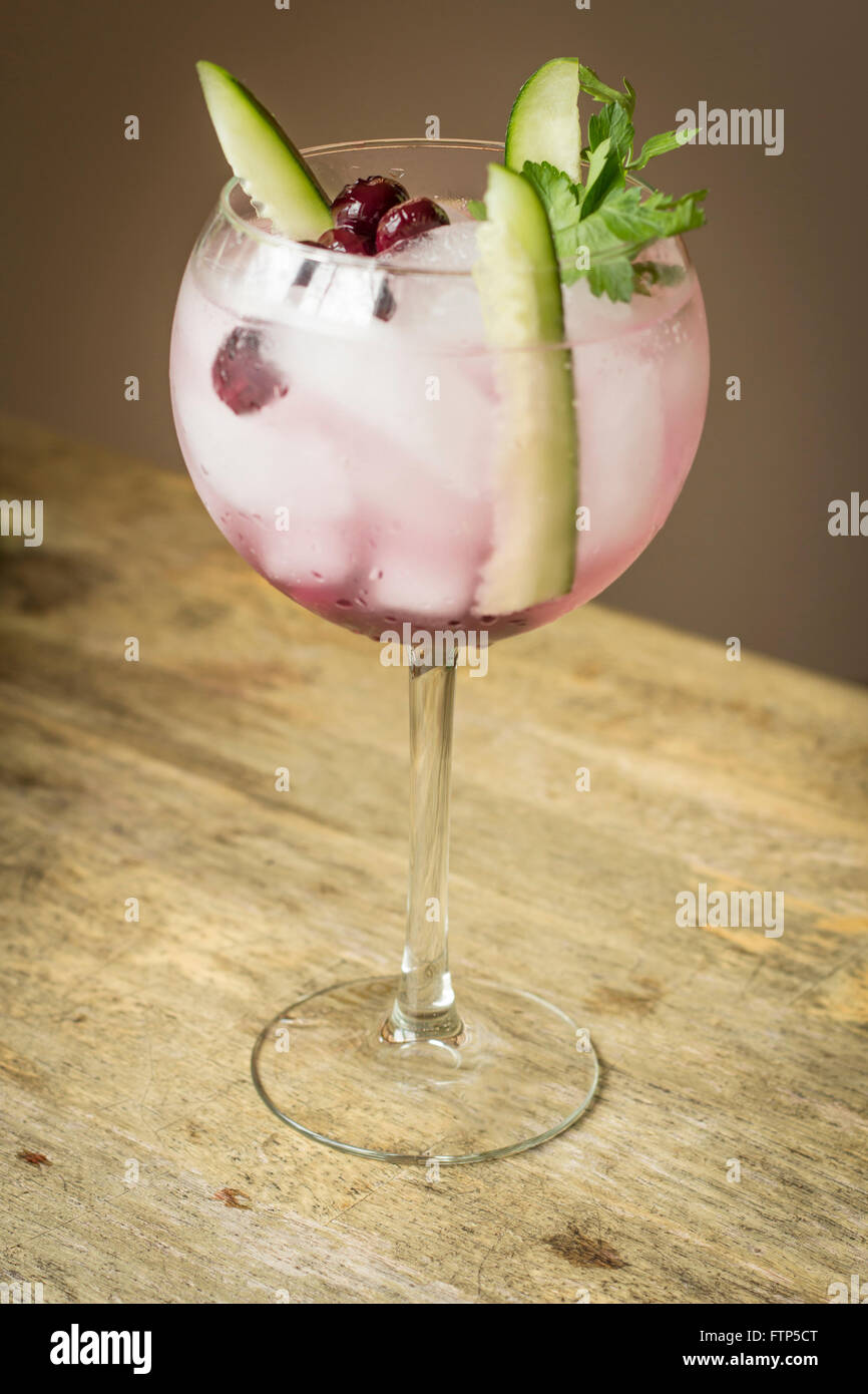 Il coreano rinfrescanti cocktail soju con mirtillo arbusto e fette di cetriolo Foto Stock