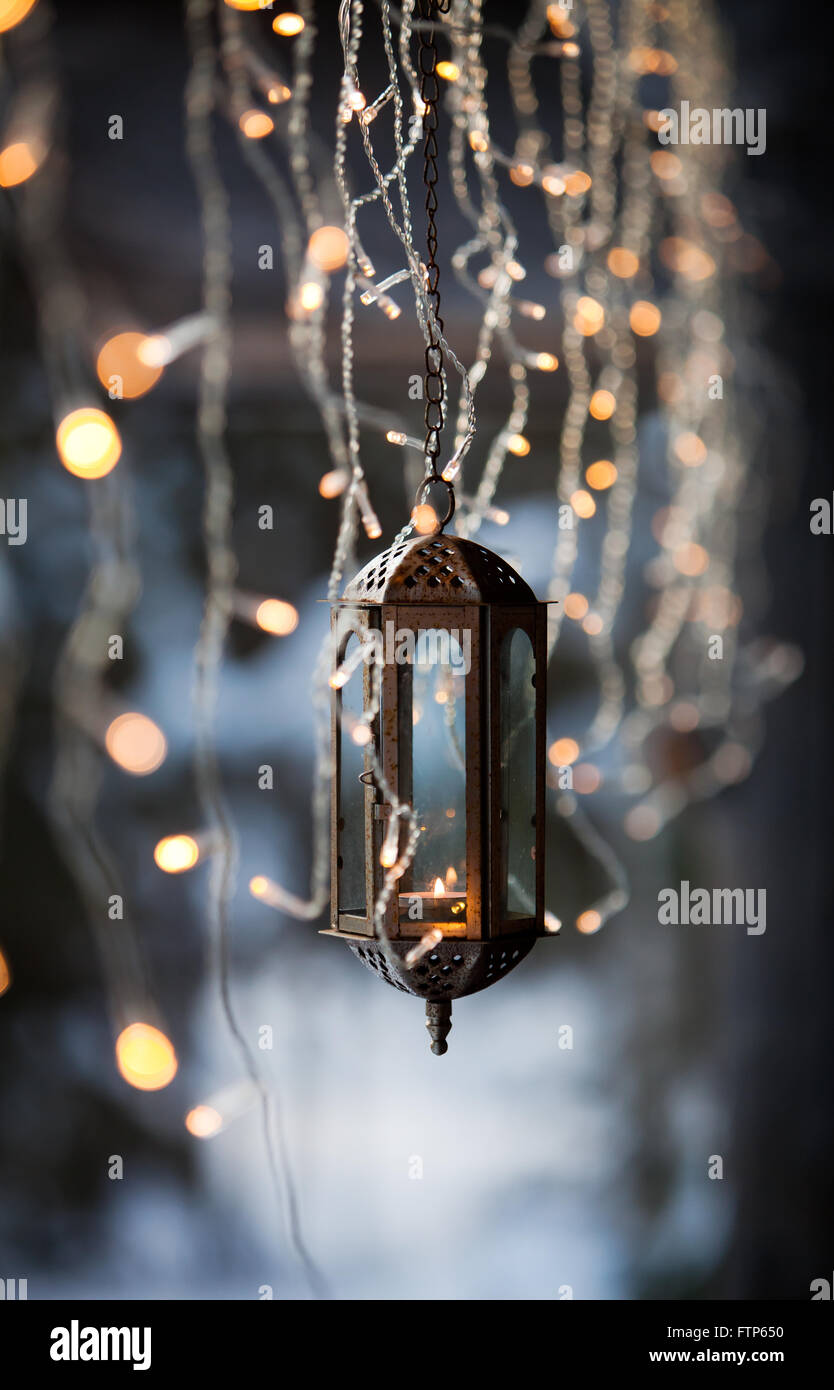 Lanterna e led luci di Natale appeso Foto Stock
