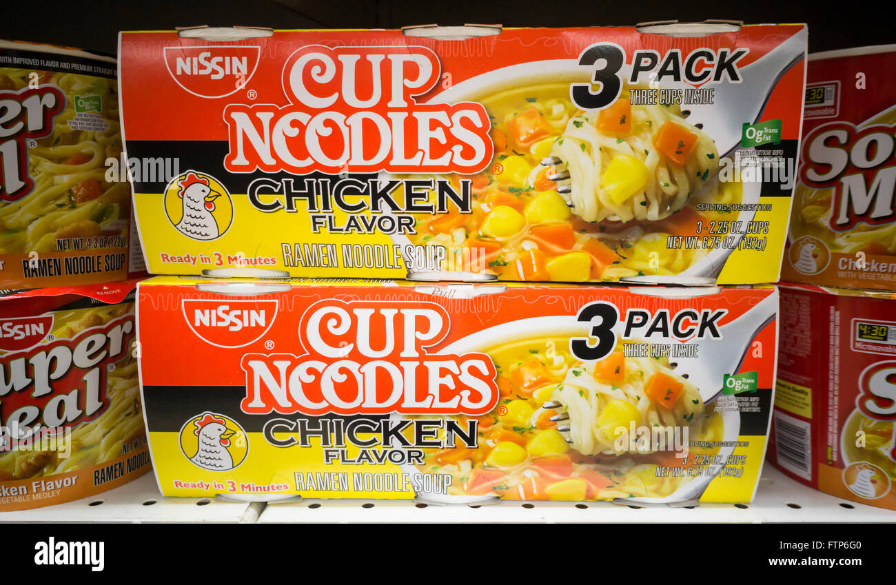 Confezioni di marca Nissin instant spaghetti ramen sono visti sugli scaffali del supermercato in New York venerdì 25 marzo, 2016. Alimenti Nissin è in concorrenza con il McCormick per prendere in consegna il Regno Unito produttore di alimenti Cibi Premier. (© Richard B. Levine) Foto Stock