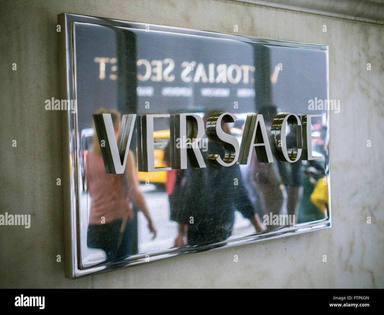La Versace store sulla Fifth Avenue a New York venerdì 25 marzo, 2016. Versace riportato Core i profitti sono aumentati il 20 percento dello scorso anno citando un euro debole, un aumento delle vendite online e un incrollabile domanda per i suoi beni di lusso. (© Richard B. Levine) Foto Stock