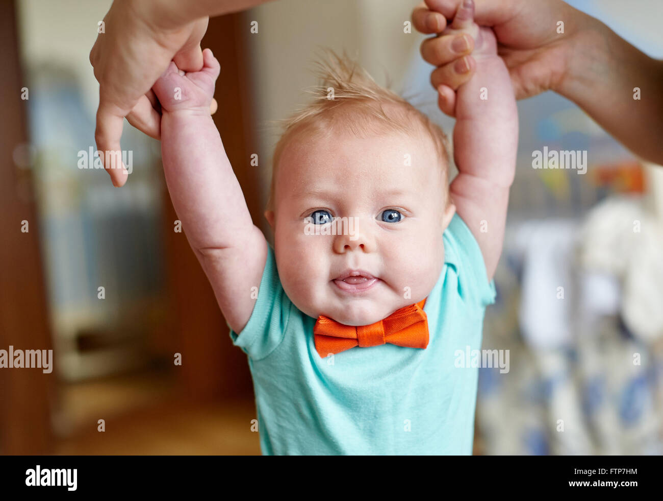 I primi passi del bimbo bambino ad imparare a camminare nella stanza  vivente. Calzature per bambini piccoli Foto stock - Alamy