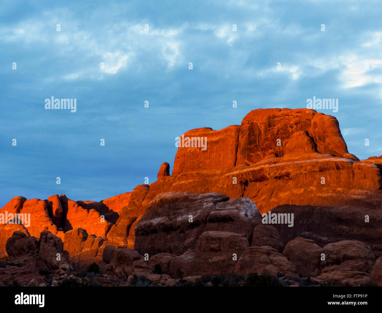 Una immagine di sfondo di pietra arenaria rossa e blu cielo .Parco Nazionale Arches nei pressi di Moab Utah Foto Stock