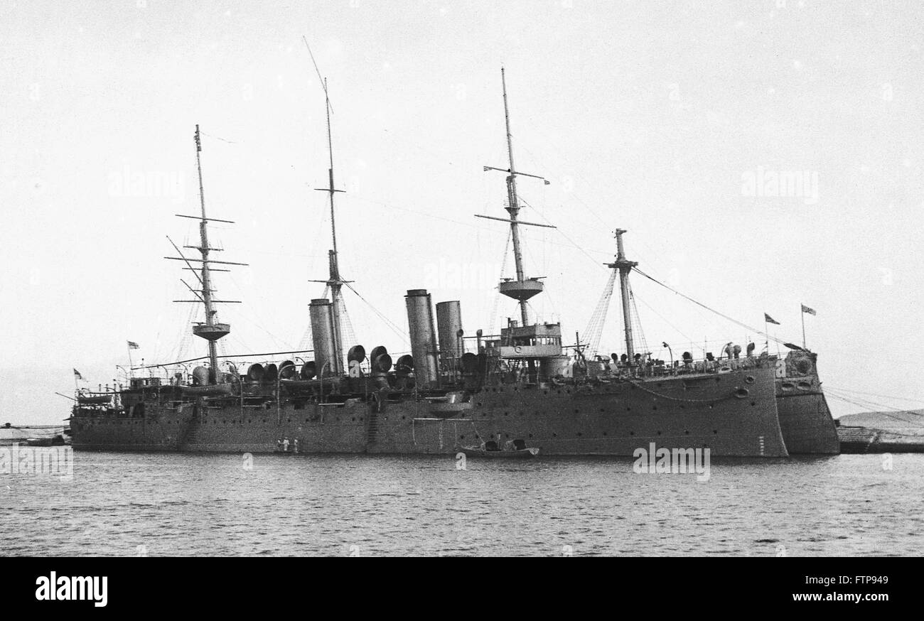 AJAXNETPHOTO. 1910 (circa). Posizione sconosciuta. - 2a classe di incrociatori - una coppia di protetto protetto 1894-1896 2ND incrociatori classe ormeggiati fianco a fianco. Tre marinai su un pontone sembrano essere dipinto nave. Foto:l'AJAX VINTAGE PICTURE LIBRARY REF:incrociatori 1910. Foto Stock