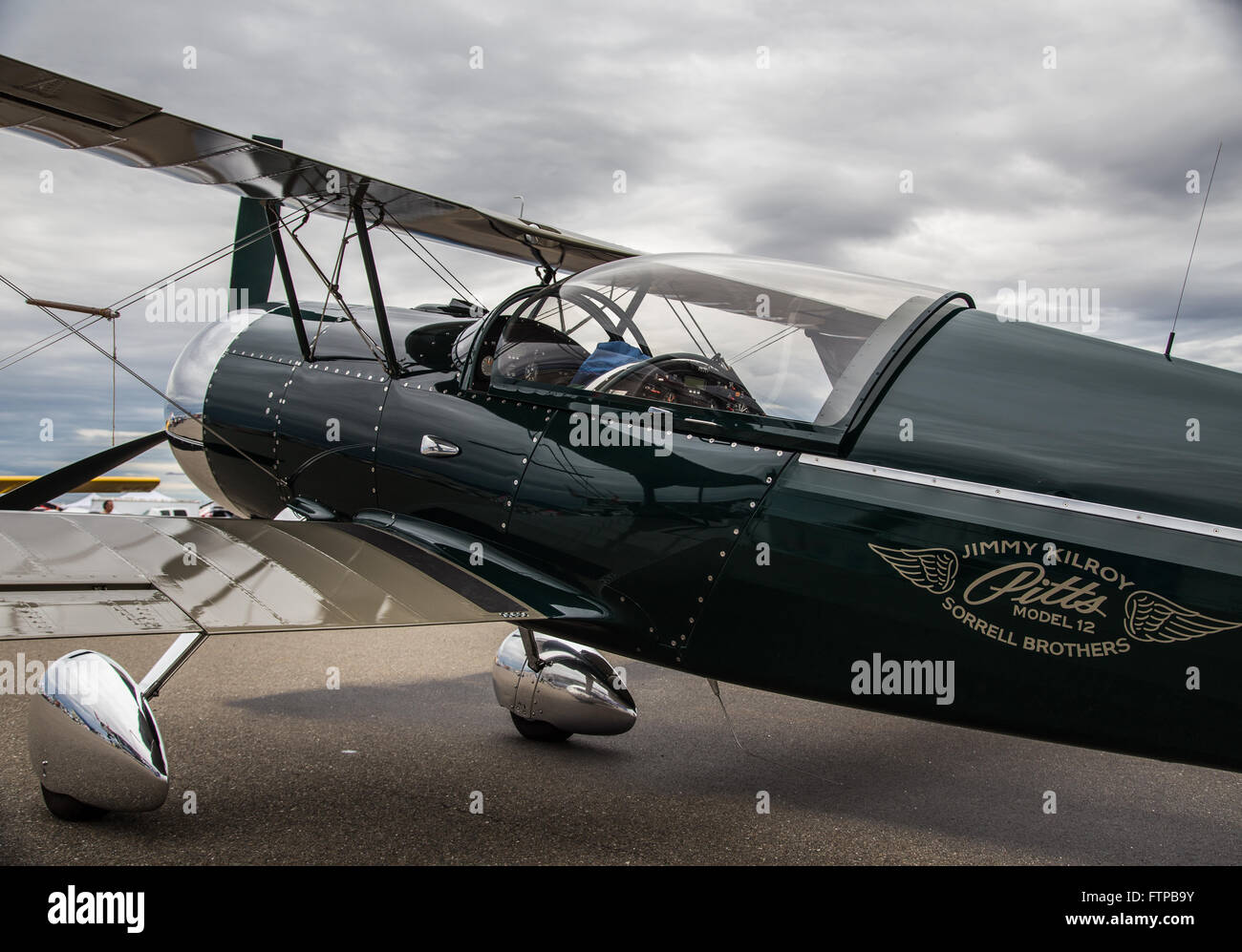 Redding, California, Stati Uniti d'America- un Pitts MODELLO 12 PIANO stunt costruito da Jimmy Kilroy è sul display in Redding Air Show. Foto Stock