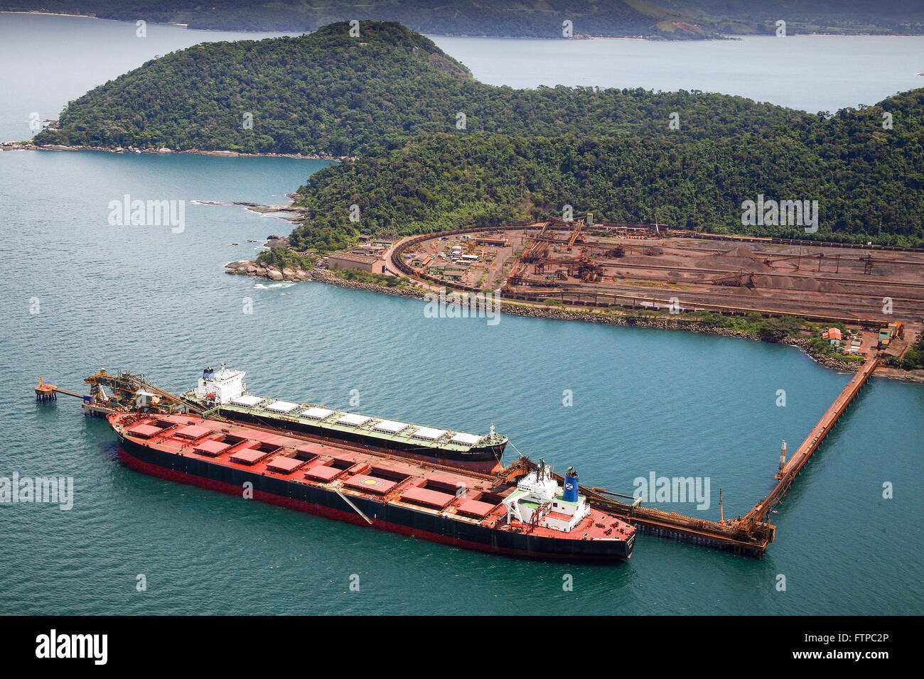 Vista aerea fare Portuario terminale da Ilha Guaiba - movimentacao de Transporte de minerio de ferro Foto Stock