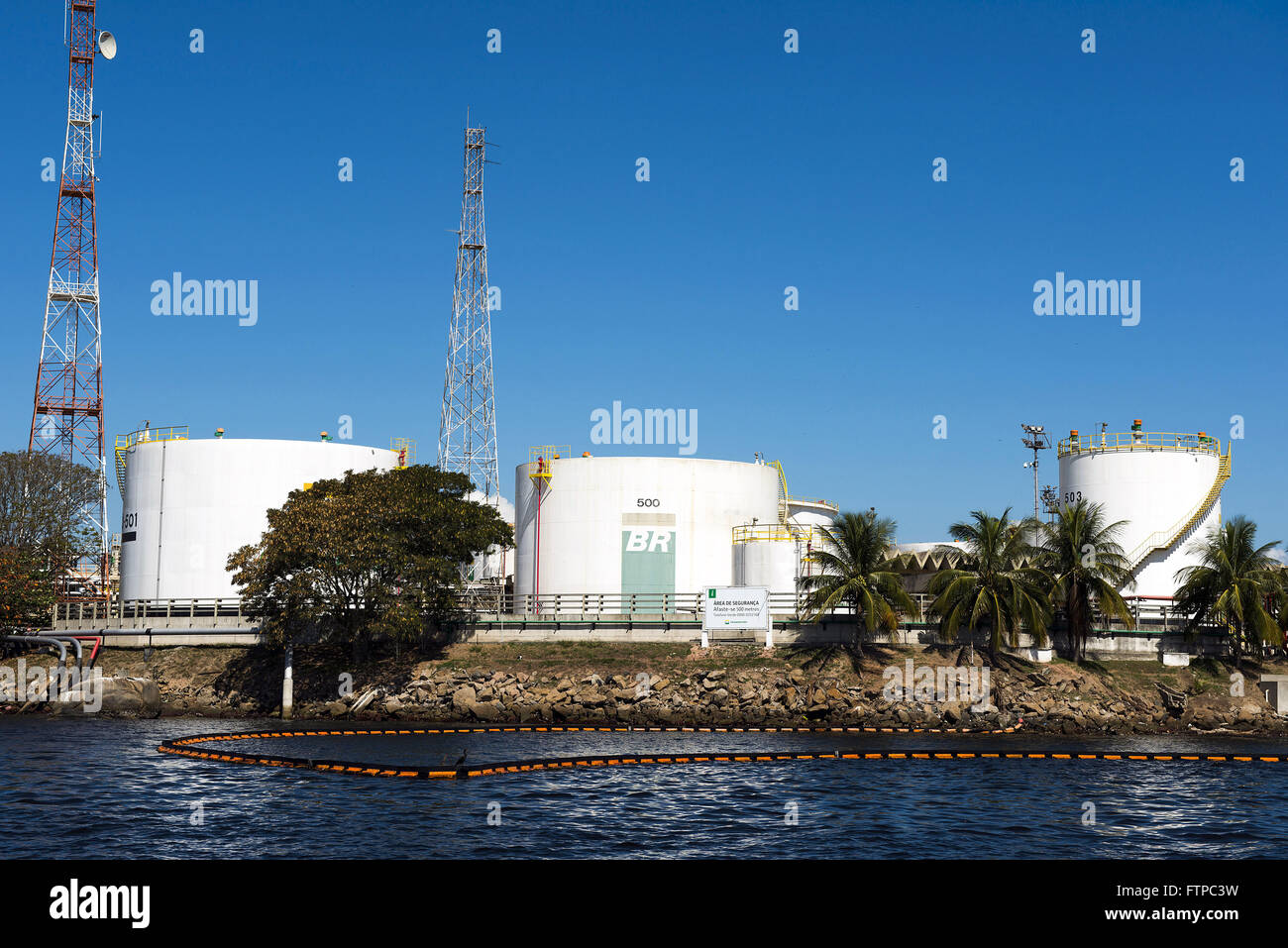 Tanques de armazenamento na Ilha d'agua - Terminale TABG Aquaviario Baia de Guanabara Foto Stock