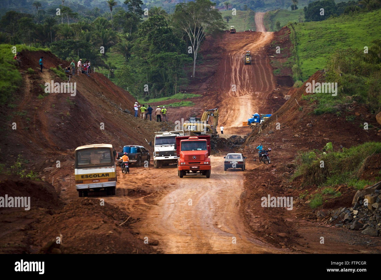 Lavoratori lungo la strada sterrata. Foto Stock