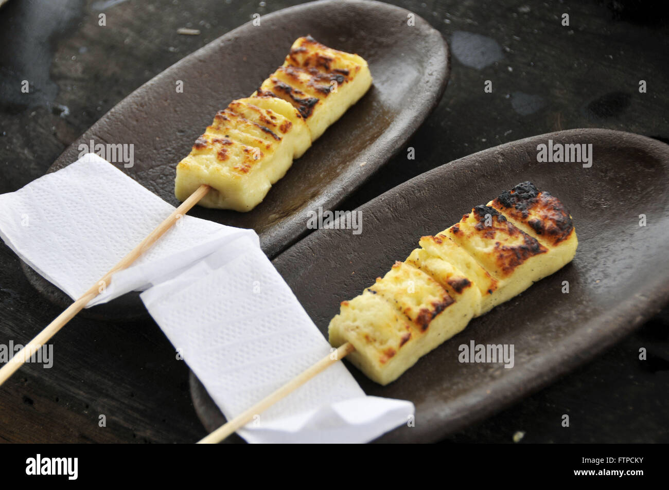 Cagliata di formaggio servita in Praia da Restinga spiaggia conosciuta anche come l'altro lato Foto Stock