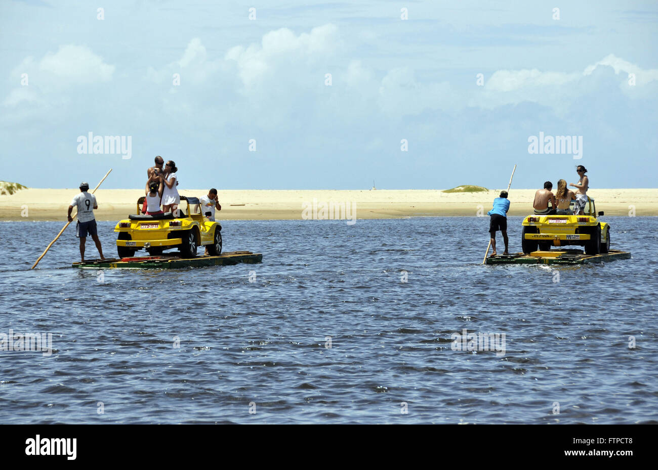 Passeggini sui traghetti che attraversano il Rio Ceara-Mirim - Polo costa Dune Foto Stock