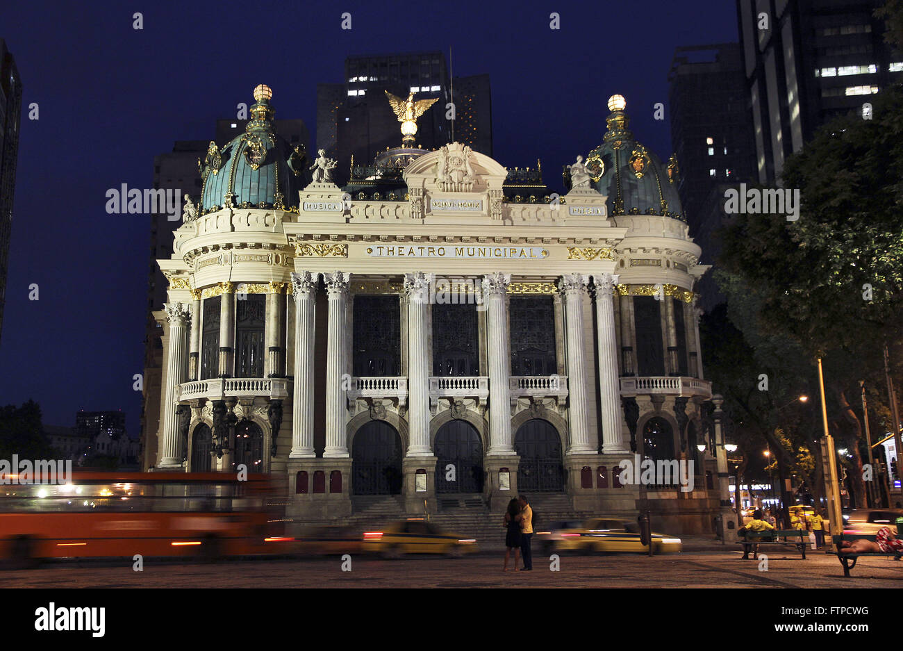 Teatro Comunale di Rio de Janeiro a notte - aperto nel 1909 Foto Stock