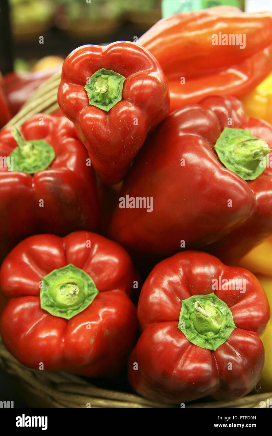 Peperone rosso in vendita nel supermercato Foto Stock