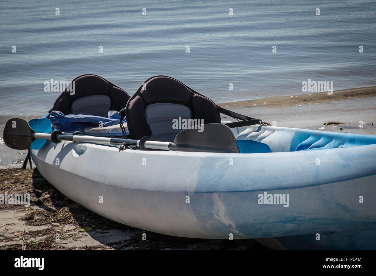 Unico colore blu kayak tirata su di una spiaggia Foto Stock