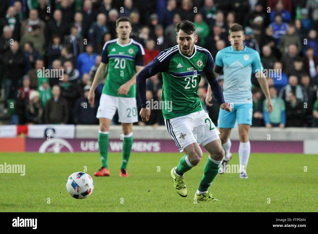 28 Marzo 2016 - Vauxhall sfida internazionale (gentile). Irlanda del Nord 1 La Slovenia 0. Irlanda del Nord defender Michael Smith (25) ha fatto il suo debutto contro la Slovenia. Foto Stock