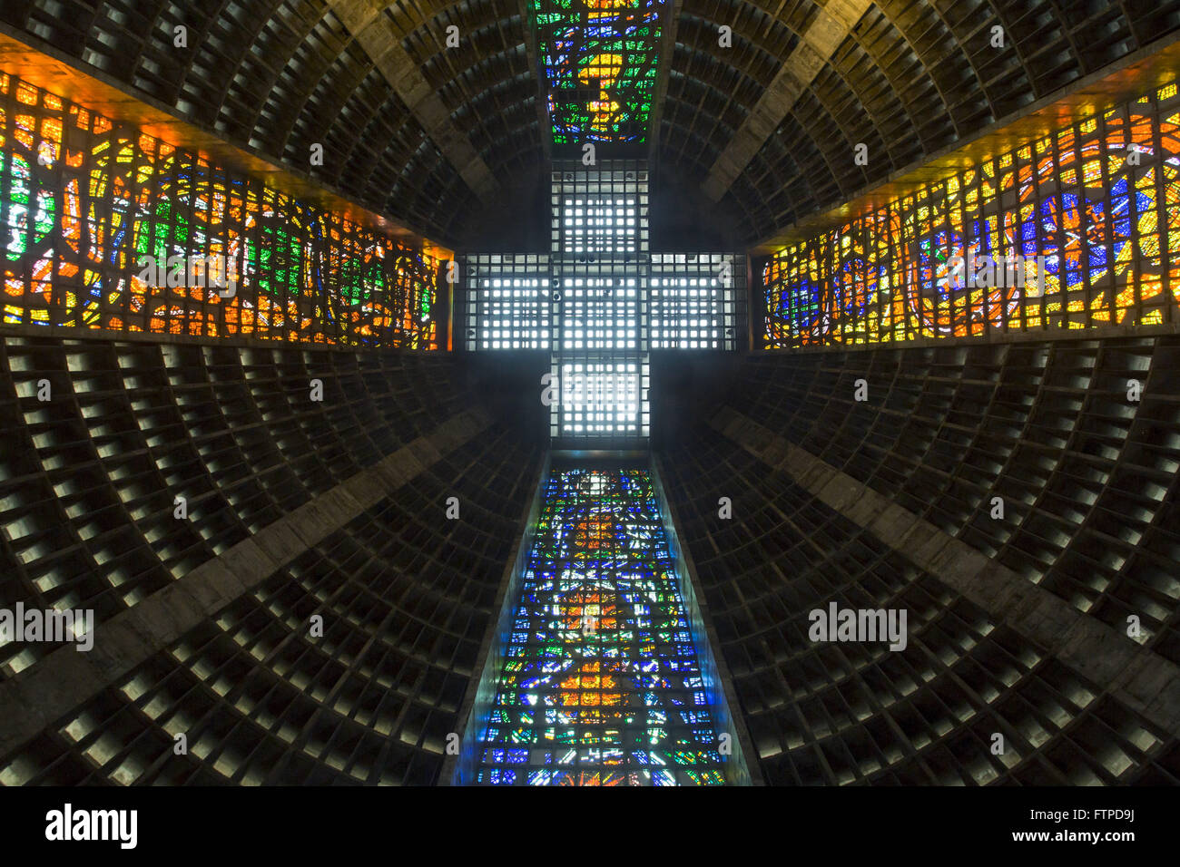 Dettaglio di una croce greca sul tetto della Cattedrale metropolitana di Sao Sebastiao do Rio de Janeiro Foto Stock