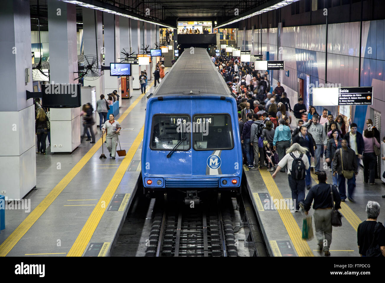 I passeggeri di imbarcarsi sulla piattaforma ferroviaria Botafogo alla metropolitana - linea 1 Foto Stock