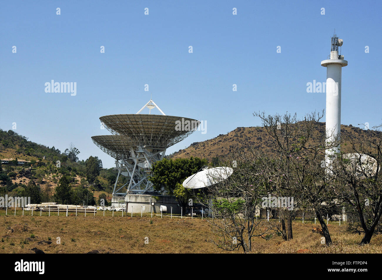Parabole fuori del complesso di Embratel in soggiorno climatico Morungaba Foto Stock