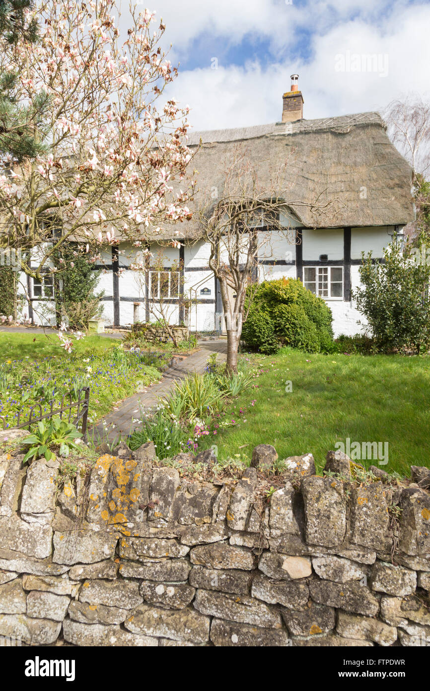 Con il tetto di paglia di legno a cottage, Worcestershire, England, Regno Unito Foto Stock