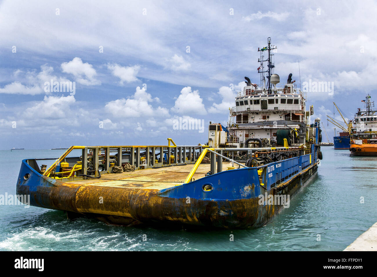 Tanker vela vicino al molo port Foto Stock