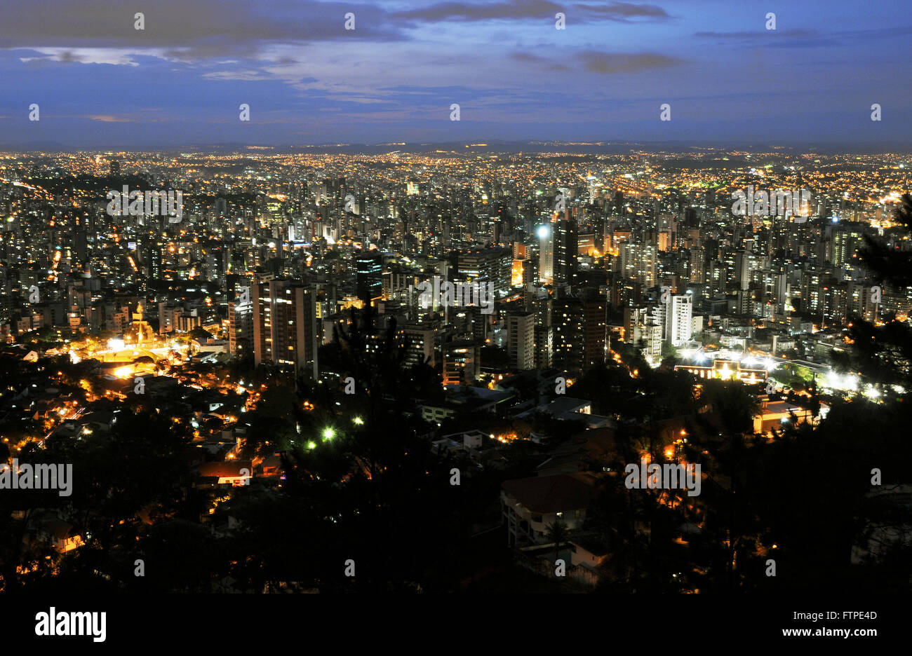 Crepuscolo nel centro sud della regione di Belo Horizonte visto dal Belvedere Mangabeiras - MG Foto Stock