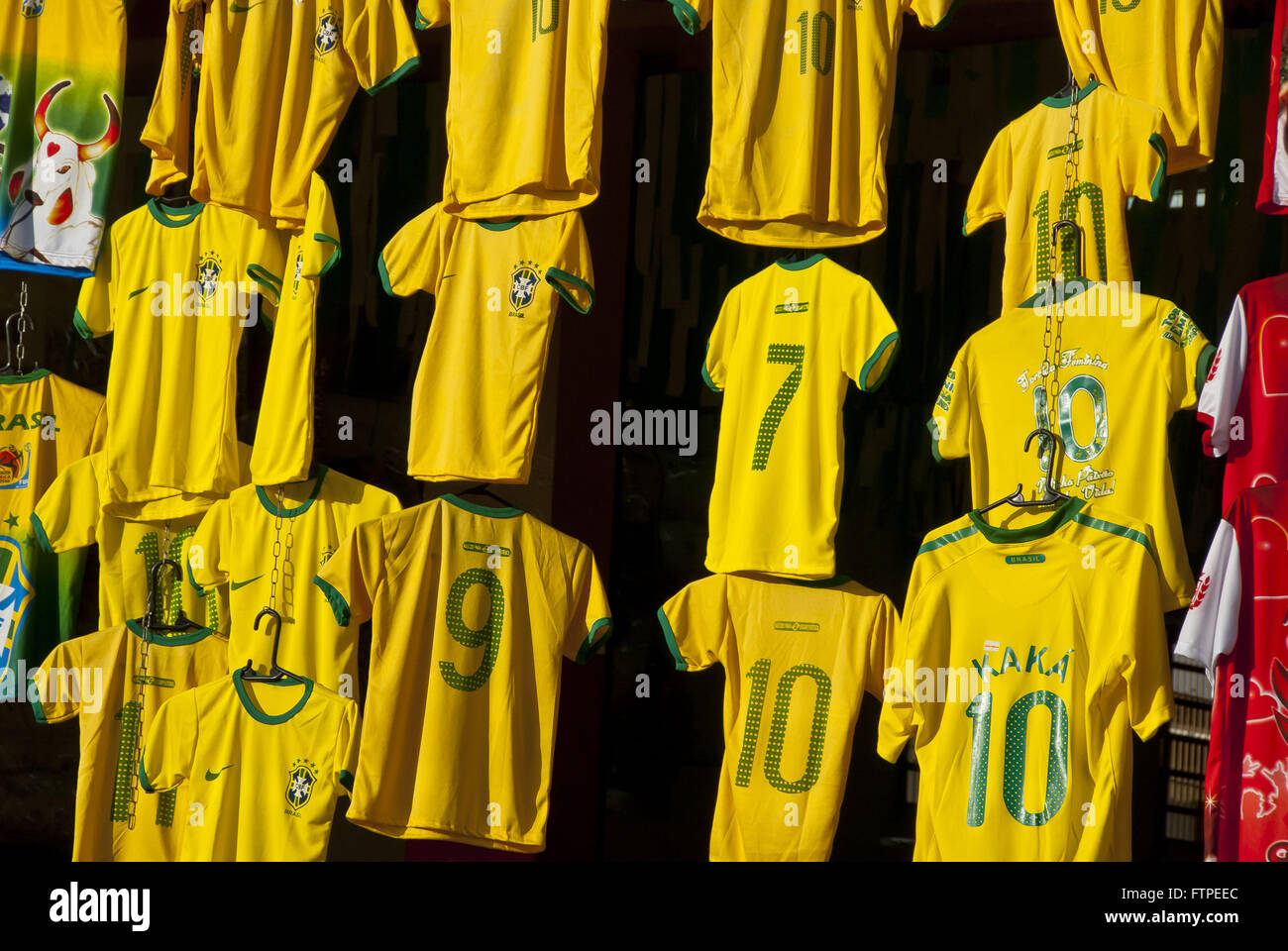 Maglietta del Brasiliano della squadra nazionale di calcio per la vendita nella città di Parintins Foto Stock