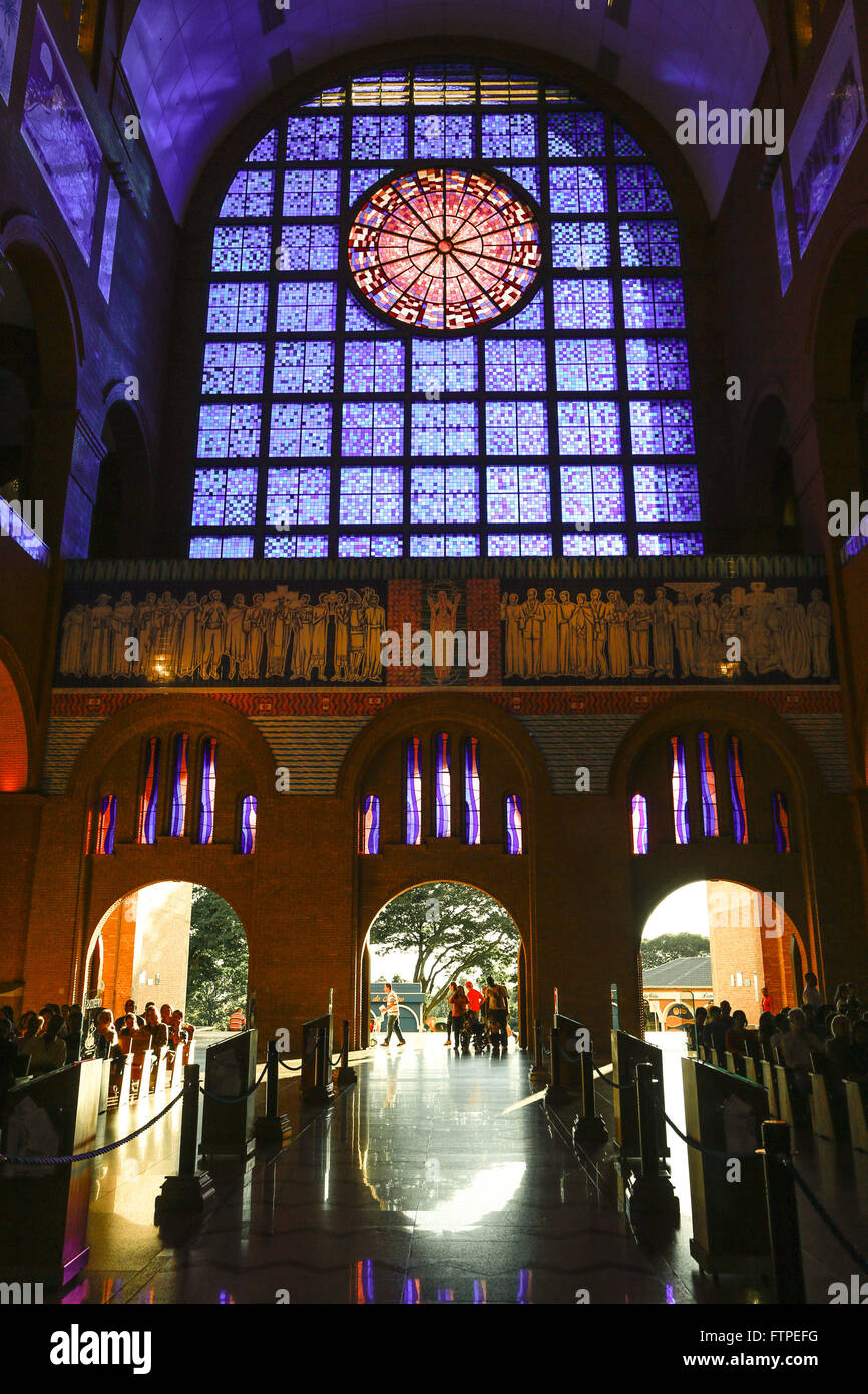 Vetro colorato nella nuova Basilica Santuario Nazionale di Nostra Signora di Aparecida Foto Stock