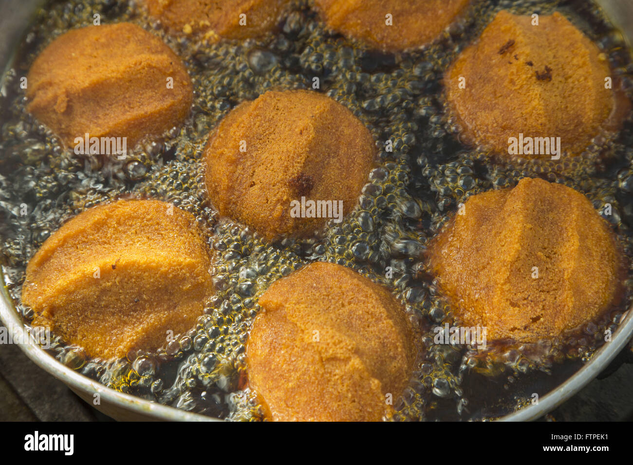 Dettagli essendo acaraje fried - sequenza fotografica 5 Foto Stock