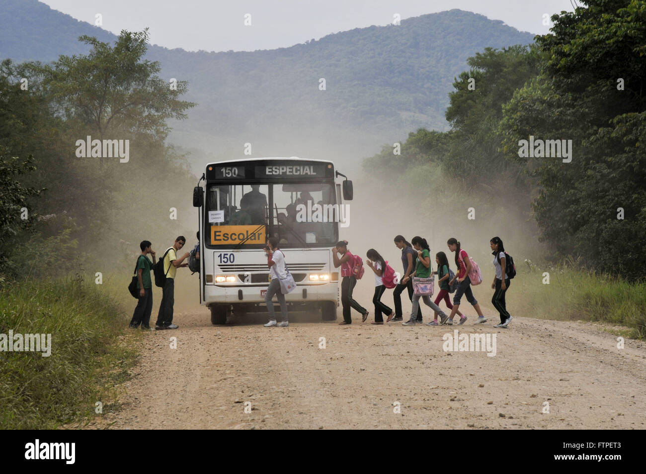 Gli studenti di salire a bordo del bus sulla autostrada PR-405 in Paranà coast Foto Stock