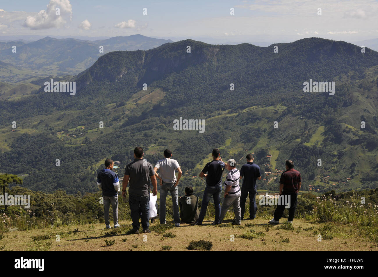 I turisti alla ricerca di contemplare il paesaggio della Serra da Mantiqueira Foto Stock