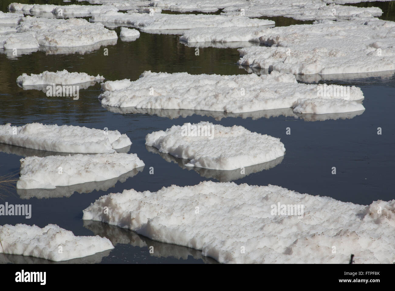 Tiete Fiume inquinato da un eccesso di rifiuti gettati in acqua - sapone e detergente Foto Stock