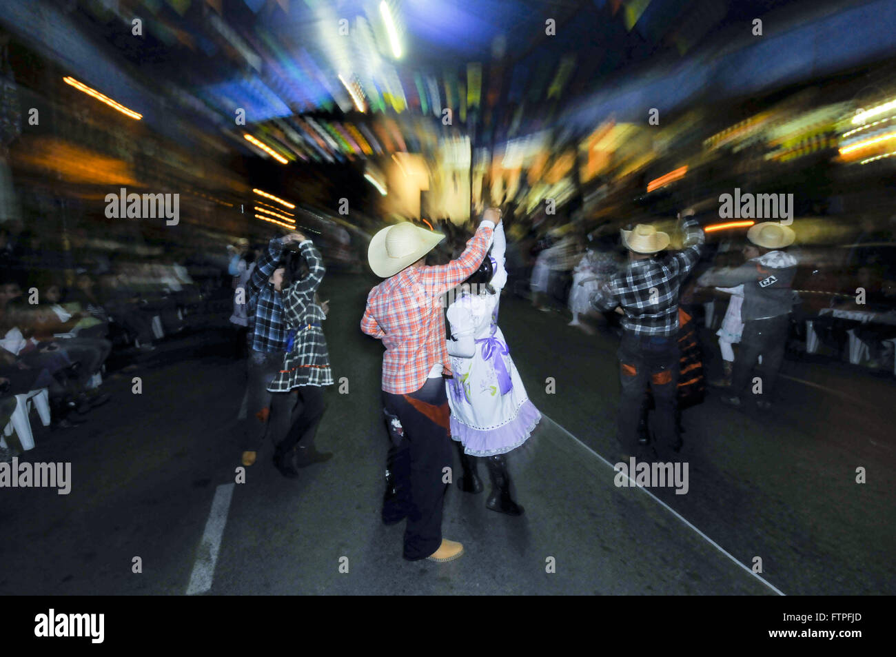 I bambini danza pista su giugno festa in Praca Ranieri Mazzilli nel centro della città Foto Stock
