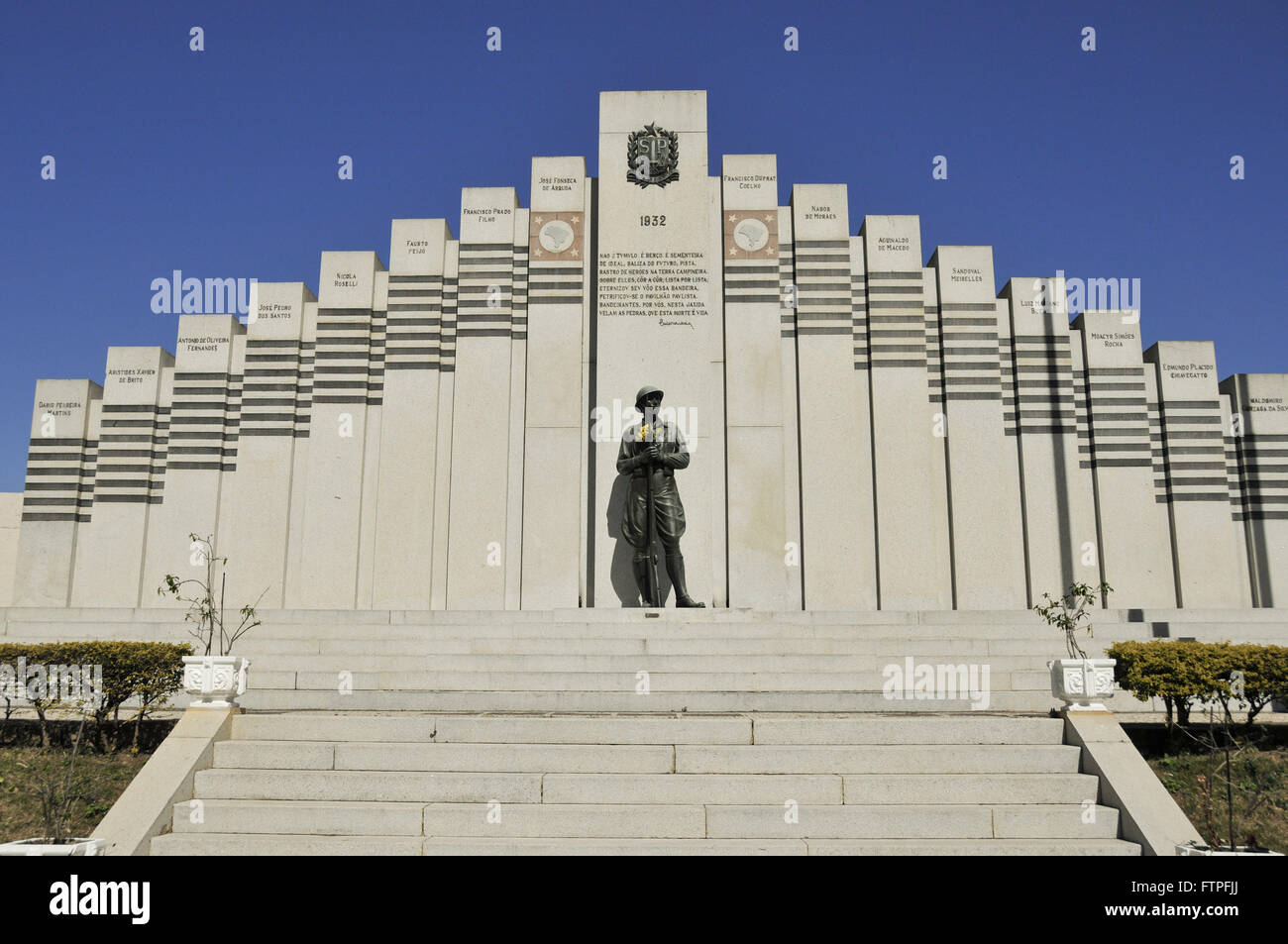 Tomba Monumento ai volontari 1932 davanti da Saudade cimitero Foto Stock